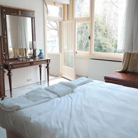 Great Location.vintage House At City Center Lejlighed